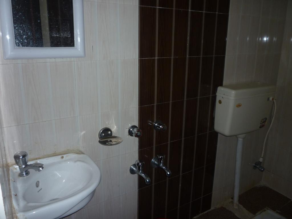 Hotel Nirmal Inn Bhubaneswar Rum bild